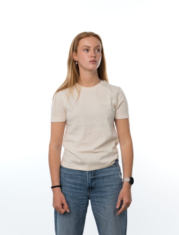 I'M IN Dames T-shirt beige borduur naam borst - Afbeelding 3