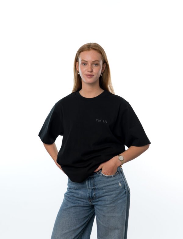 I'M IN Unisex T-shirt (extra zwaar) zwart opdruk naam borst - Afbeelding 5