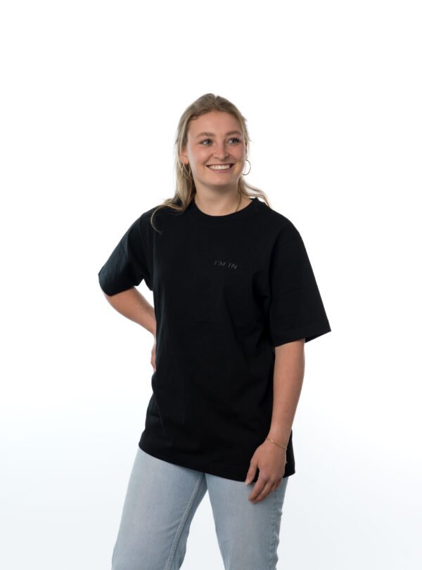 I'M IN Unisex T-shirt (extra zwaar) zwart opdruk naam borst - Afbeelding 2