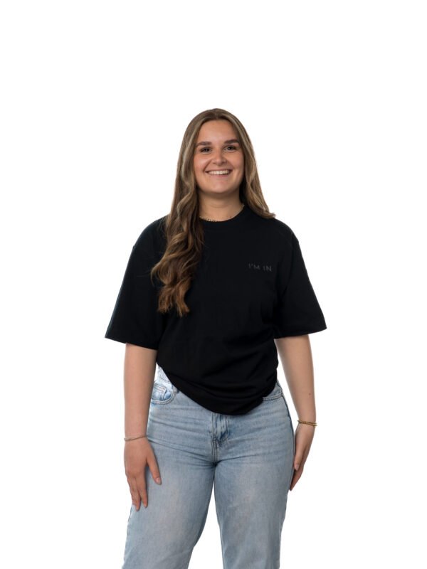 I'M IN Unisex T-shirt (extra zwaar) zwart opdruk naam borst - Afbeelding 3