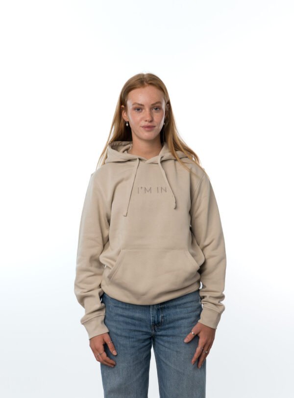 I'M IN Unisex Hoodie beige borduur naam midden - Afbeelding 2