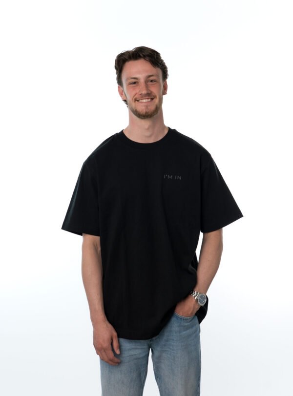 I'M IN Unisex T-shirt (extra zwaar) zwart opdruk naam borst - Afbeelding 4