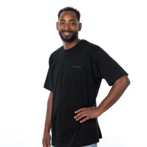 I'M IN Unisex T-shirt (extra zwaar) zwart opdruk naam borst