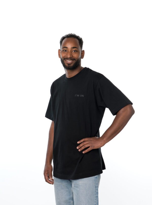 I'M IN Unisex T-shirt (extra zwaar) zwart opdruk naam borst