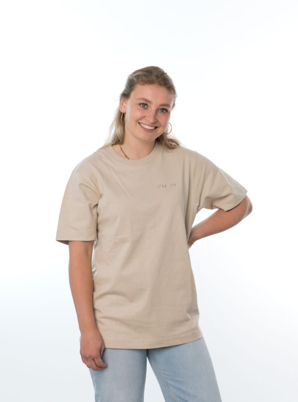 I'M IN Unisex T-shirt (extra zwaar) beige borduur naam borst - Afbeelding 3