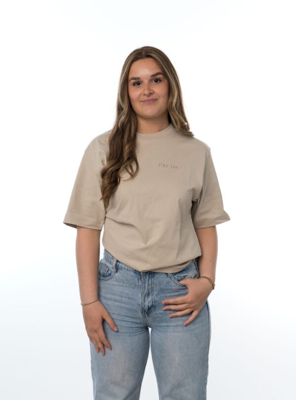 I'M IN Unisex T-shirt (extra zwaar) beige borduur naam borst