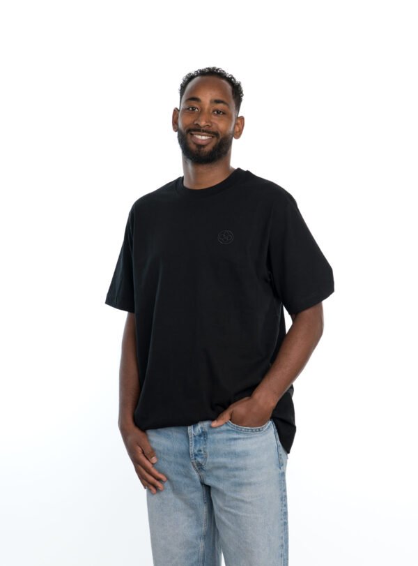 I'M IN Unisex T-shirt (extra zwaar) zwart borduur logo borst - Afbeelding 2
