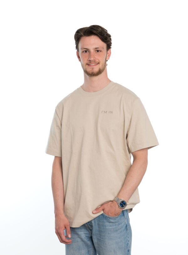 I'M IN Unisex T-shirt (extra zwaar) beige borduur naam borst - Afbeelding 4