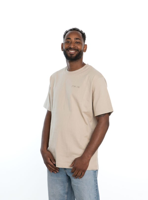 I'M IN Unisex T-shirt (extra zwaar) beige borduur naam borst - Afbeelding 2