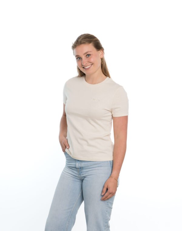 I'M IN Dames T-shirt beige borduur naam borst - Afbeelding 2