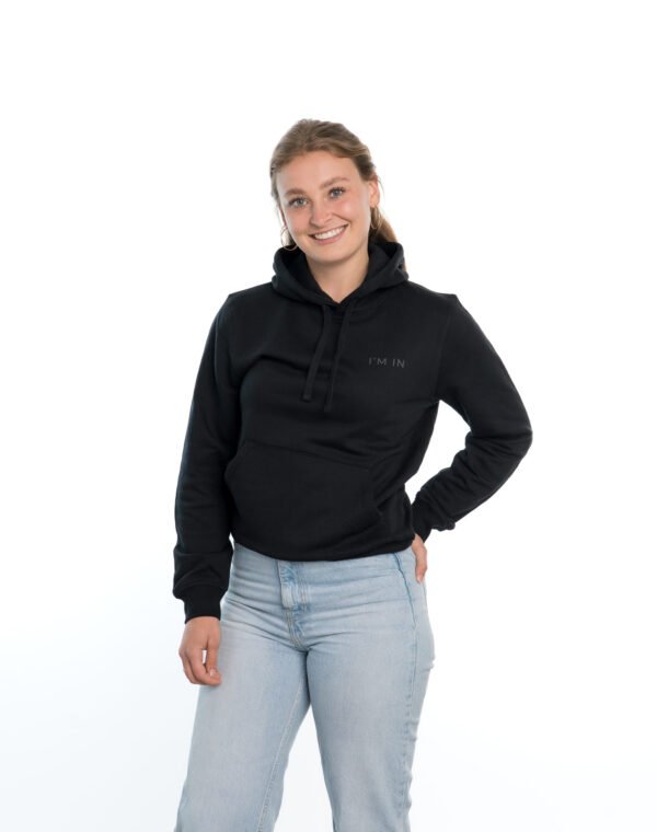 I'M IN Unisex Hoodie zwart opdruk naam borst - Afbeelding 4