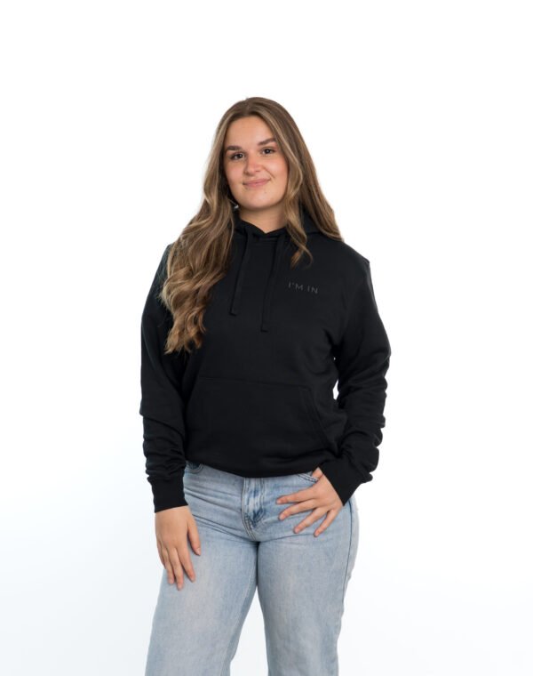 I'M IN Unisex Hoodie zwart opdruk naam borst - Afbeelding 3