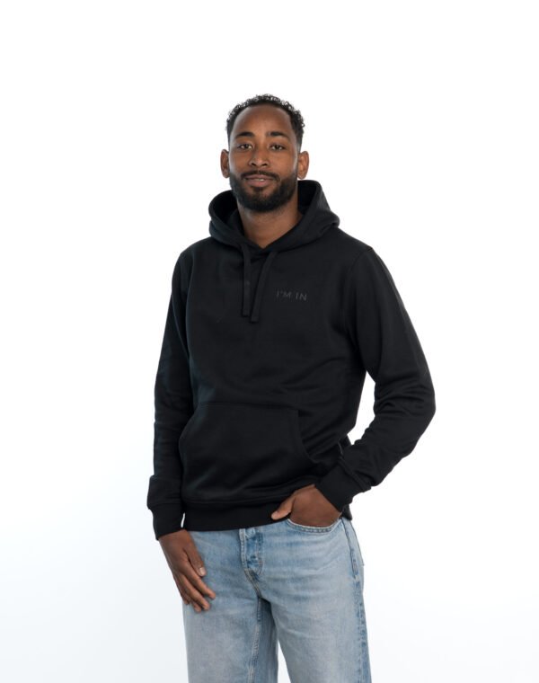 I'M IN Unisex Hoodie zwart opdruk naam borst - Afbeelding 2