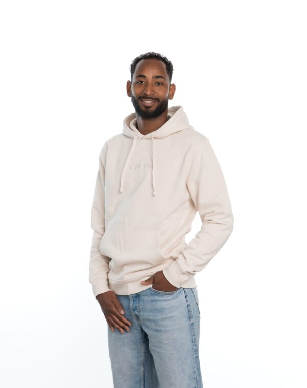 I'M IN Unisex Hoodie creme borduur naam midden - Afbeelding 2