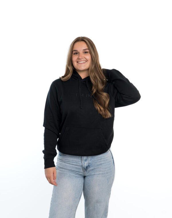 I'M IN Unisex Hoodie zwart borduur naam midden - Afbeelding 3