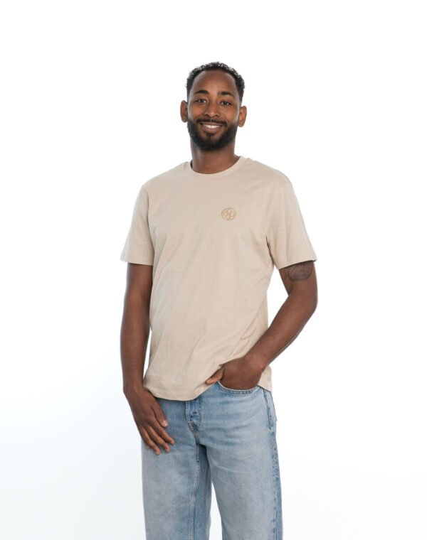 I'M IN Heren T-shirt beige borduur logo borst