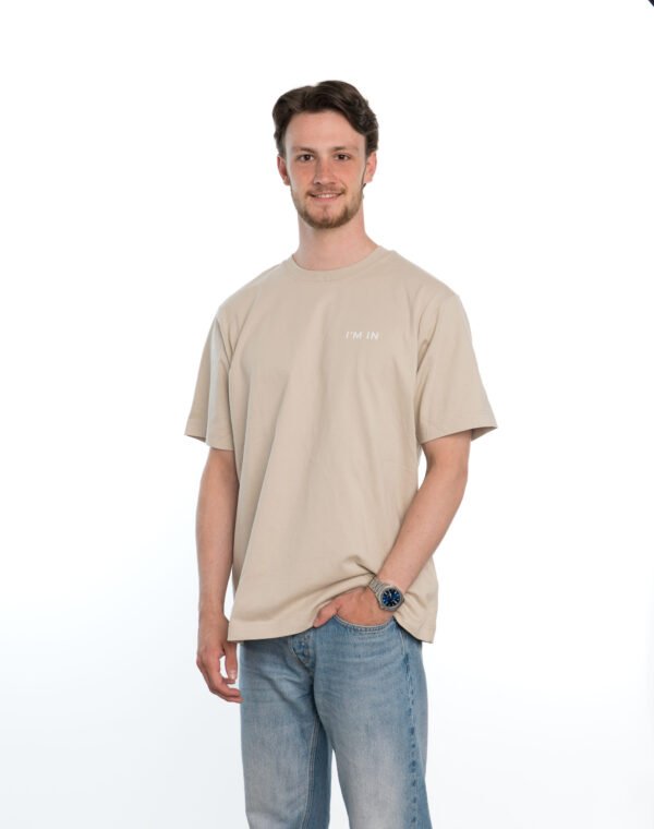 I'M IN Unisex T-shirt (extra zwaar) beige opdruk naam borst - Afbeelding 2