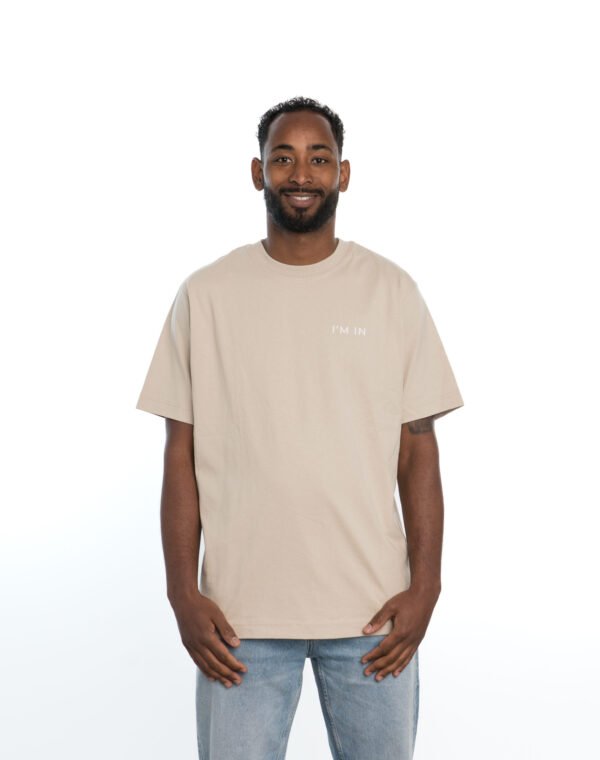 I'M IN Unisex T-shirt (extra zwaar) beige opdruk naam borst