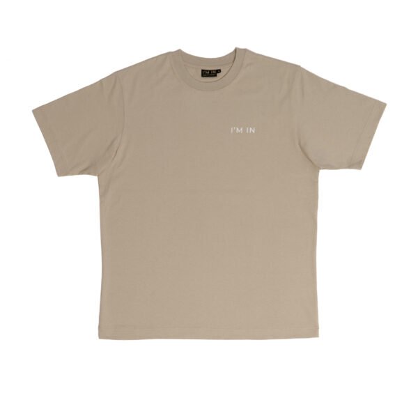 I'M IN Unisex T-shirt (extra zwaar) beige opdruk naam borst - Afbeelding 3